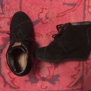 Tom’s black booties